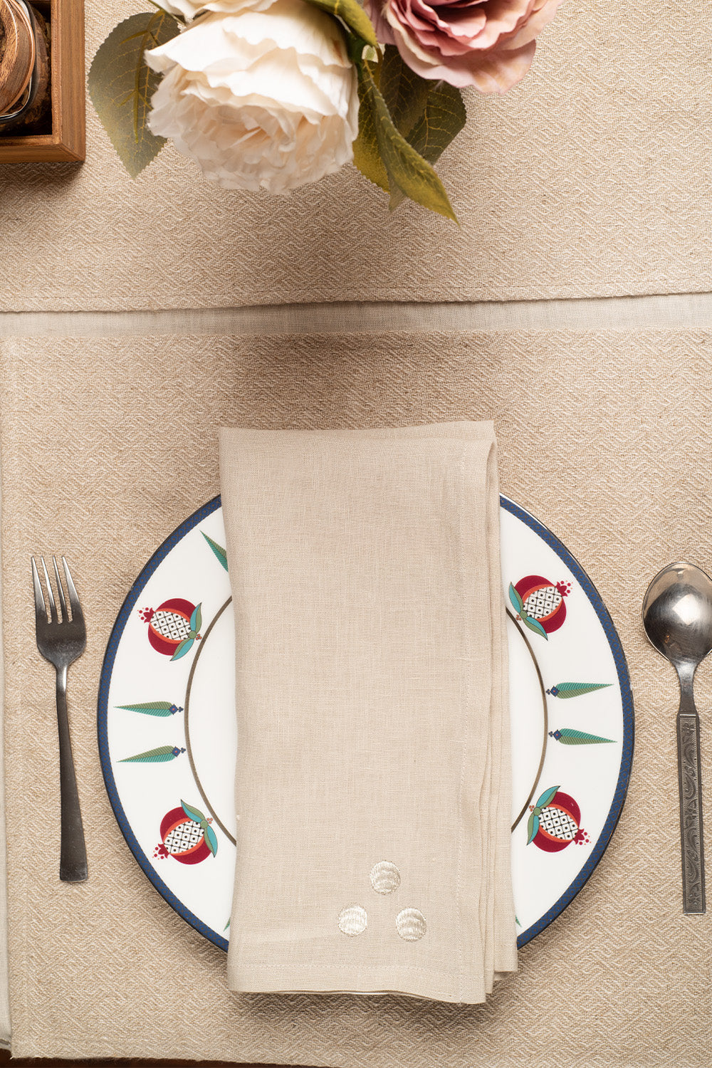SCALPED EDGE TABLE LINEN (pack of 10 Pieces | 4 Seater)