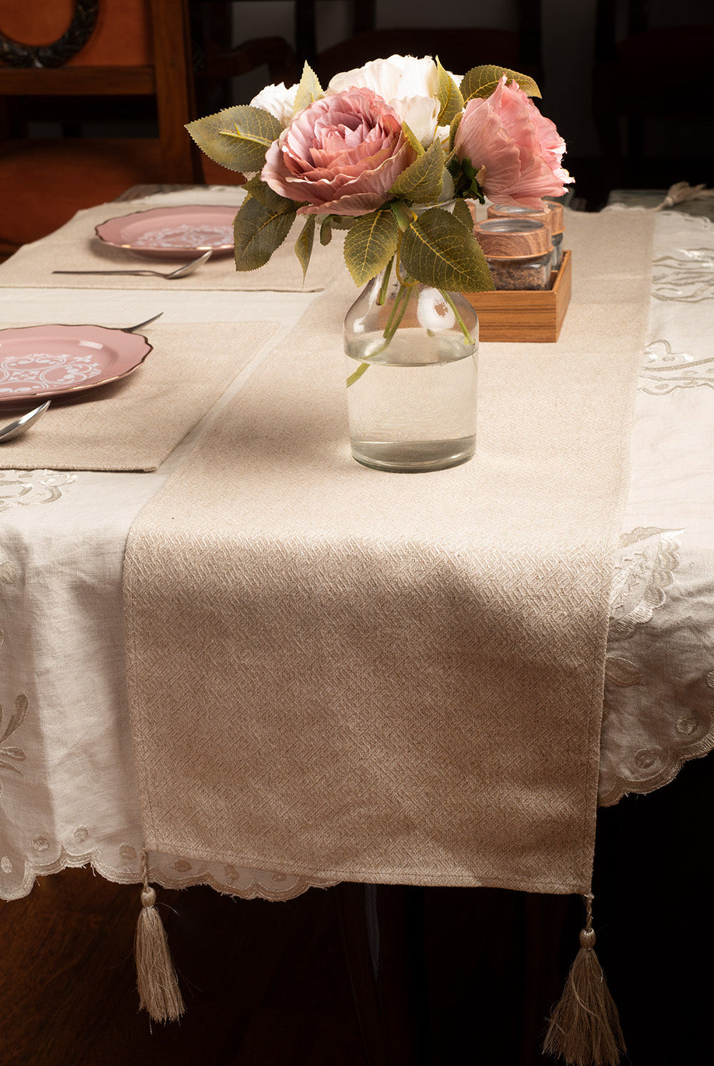 SCALPED EDGE TABLE LINEN (pack of 10 Pieces | 4 Seater)